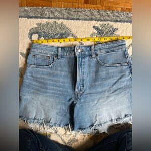 Madewell - The Curvy Perfect Vintage Mid-Length Jean Short (Altoona) - SIZE 30